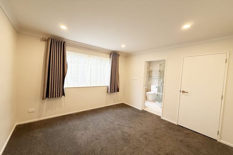 Photo of property in 7b Marco Place, Highland Park, Auckland, 2010