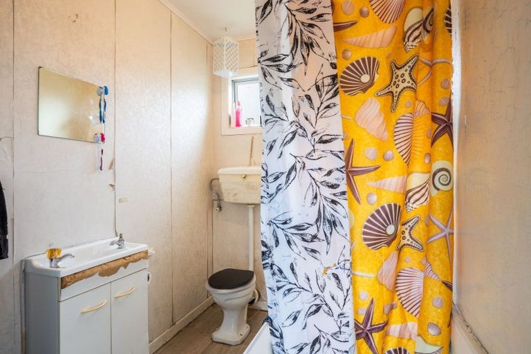 Photo of property in 150 Seaview Road, Westown, New Plymouth, 4310