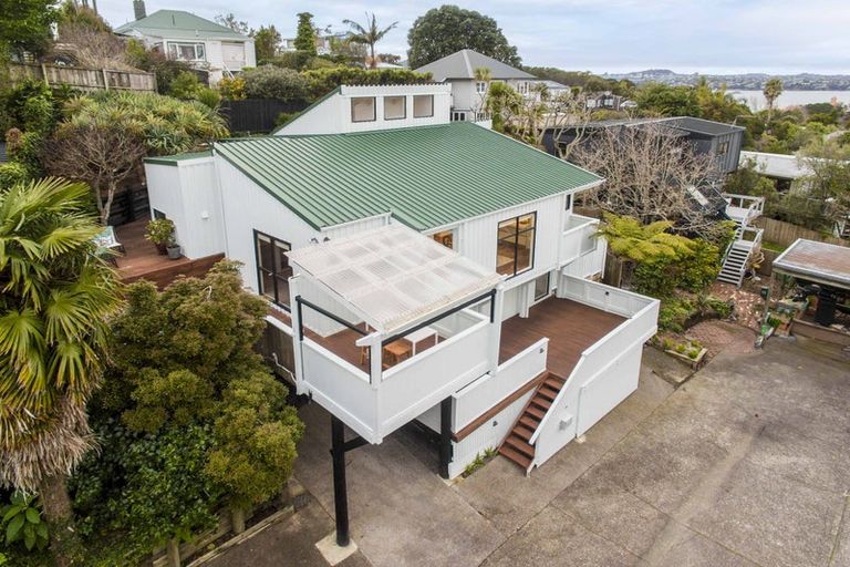 Photo of property in 2/24 Colonial Road, Birkenhead, Auckland, 0626