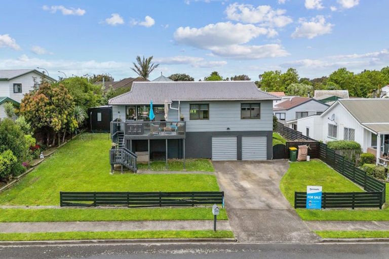 Photo of property in 3 Stella Drive, Clarks Beach, 2122