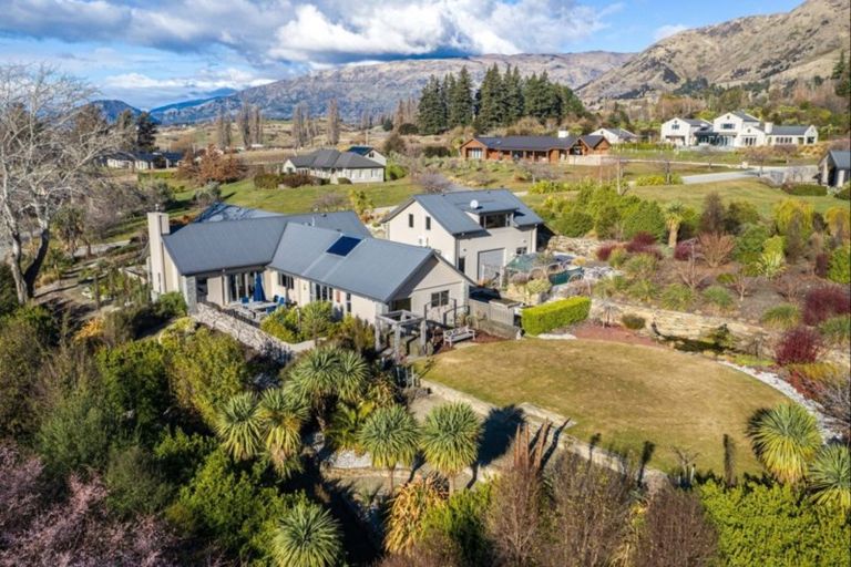 Photo of property in 5 Hollyhock Lane, Wanaka, 9305