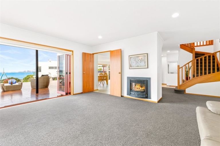 Photo of property in 124 Beach Road, Te Atatu Peninsula, Auckland, 0610