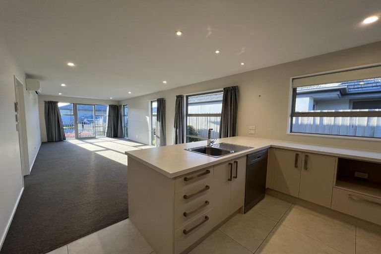 Photo of property in 5 Robalan Close, Halswell, Christchurch, 8025