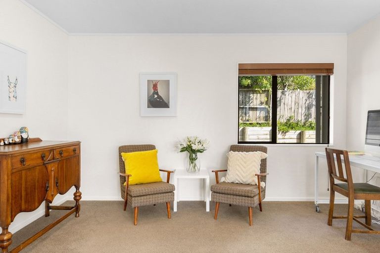 Photo of property in 3b Laingrange Place, Laingholm, Auckland, 0604