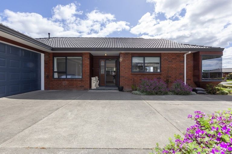 Photo of property in 8 Cranbrook Grove, Waikanae, 5036
