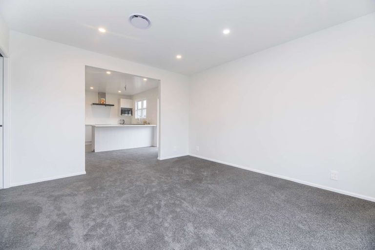 Photo of property in 11 Ingleby Place, Kelston, Auckland, 0602