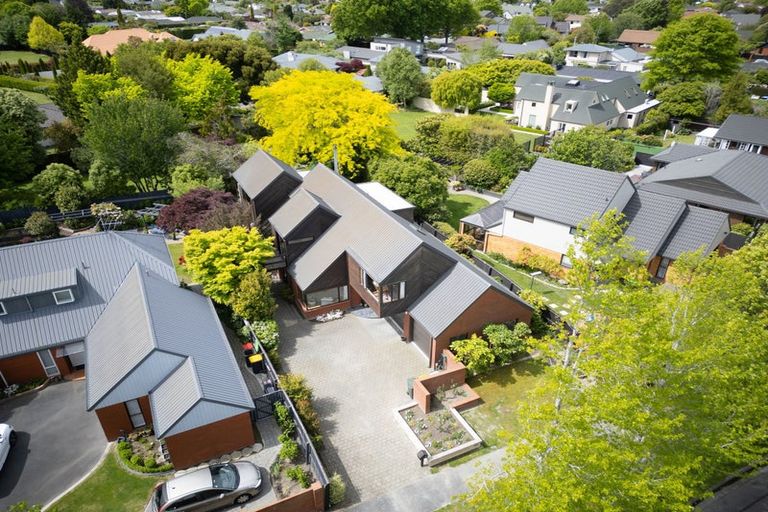 Photo of property in 16 Felstead Place, Avonhead, Christchurch, 8042