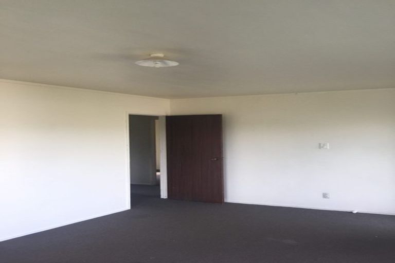 Photo of property in 1/3 Tusac Place, Totara Vale, Auckland, 0627