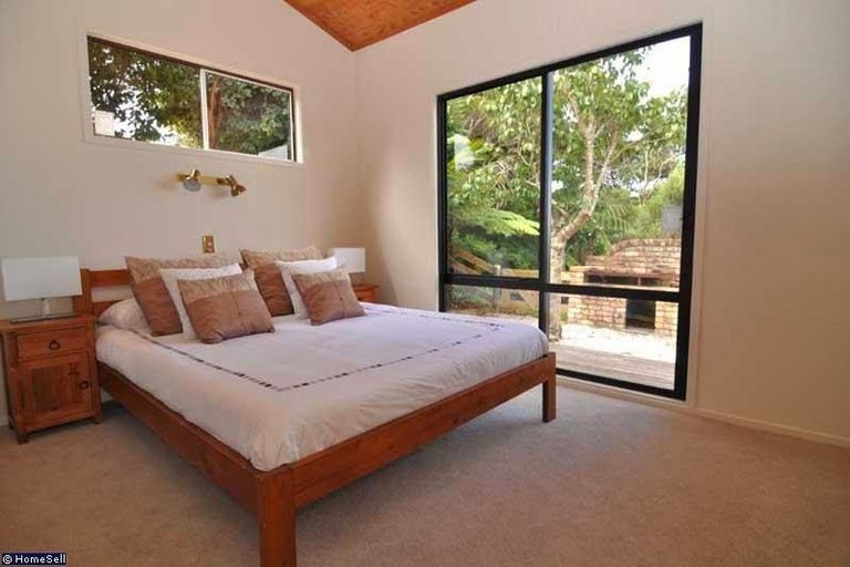 Photo of property in 2 Shirley Road, Parau, Auckland, 0604