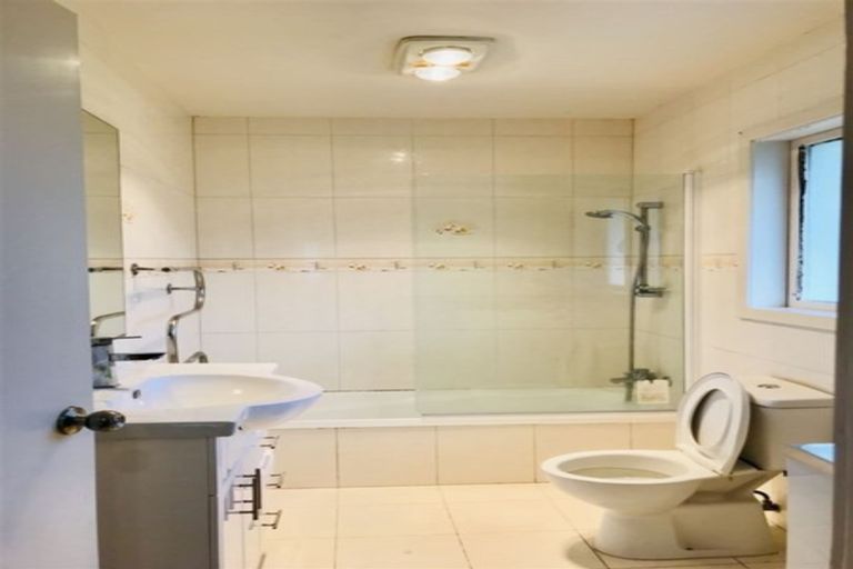 Photo of property in 15 Ayrton Street, Te Atatu South, Auckland, 0610