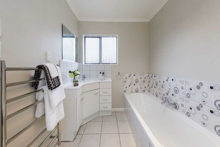 Photo of property in 20 Colonial Place, Kelvin Grove, Palmerston North, 4414