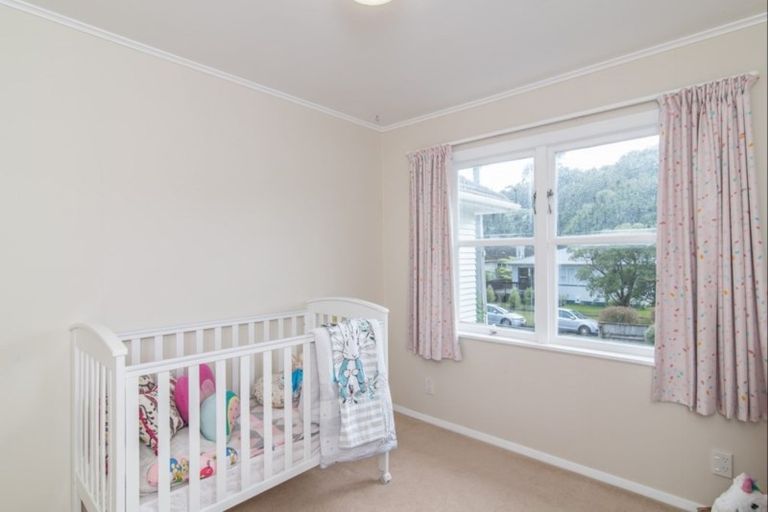 Photo of property in 49 Kiwi Crescent, Tawa, Wellington, 5028