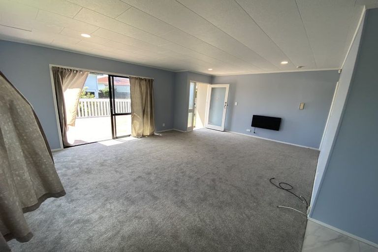 Photo of property in 1/16 Cabello Place, Unsworth Heights, Auckland, 0632