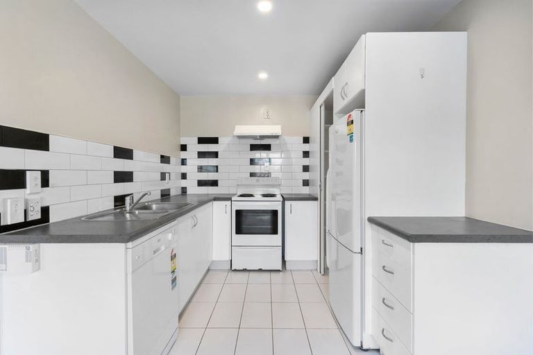 Photo of property in 2/93a Kelburn Parade, Kelburn, Wellington, 6012