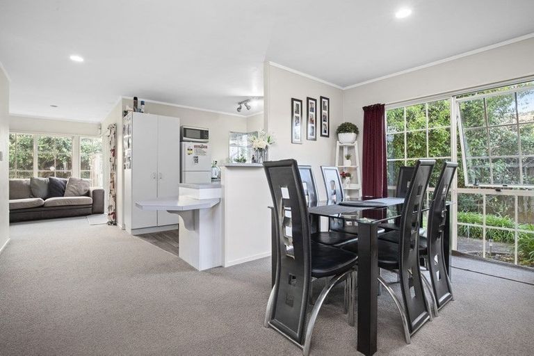 Photo of property in 52 Riverton Drive, Randwick Park, Auckland, 2105