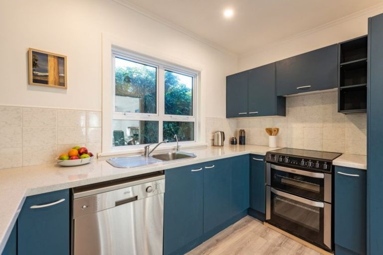 Photo of property in 18 Kowhai Grove, Raumati Beach, Paraparaumu, 5032