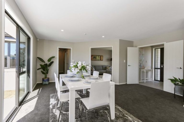 Photo of property in 16 Dumas Place, Rosehill, Papakura, 2113
