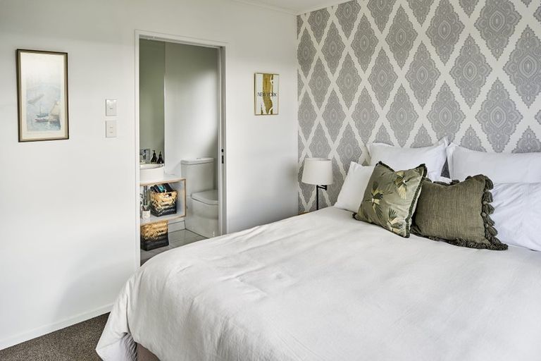 Photo of property in 18 Bloomsbury Grove, Newlands, Wellington, 6037