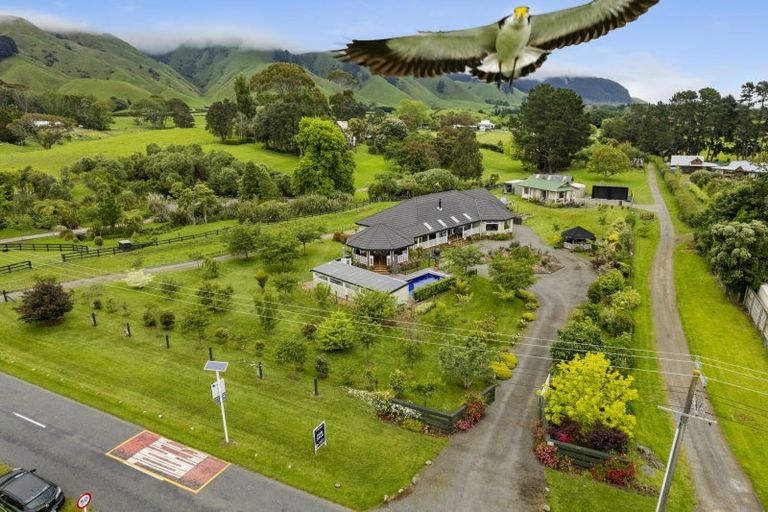 Photo of property in 140 School Road, Te Horo, Otaki, 5582