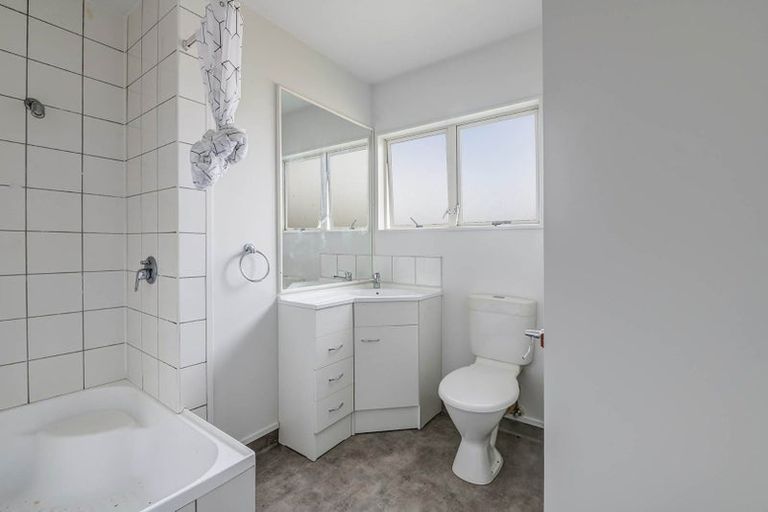 Photo of property in 2/44 Lysander Crescent, Beach Haven, Auckland, 0626