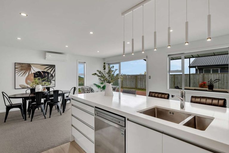 Photo of property in 27 Silicon Way, Fitzherbert, Palmerston North, 4410