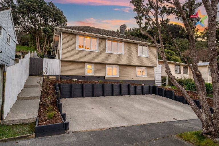 Photo of property in 21 Franklyn Road, Tawa, Wellington, 5028