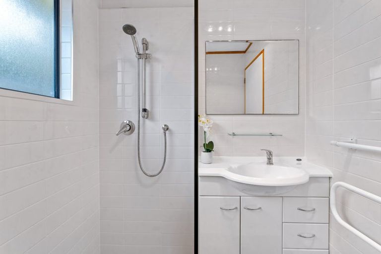 Photo of property in 2/301 Sunset Road, Sunnynook, Auckland, 0632