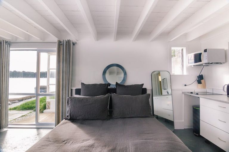 Photo of property in 18 Trevor Terrace, Paremata, Porirua, 5024