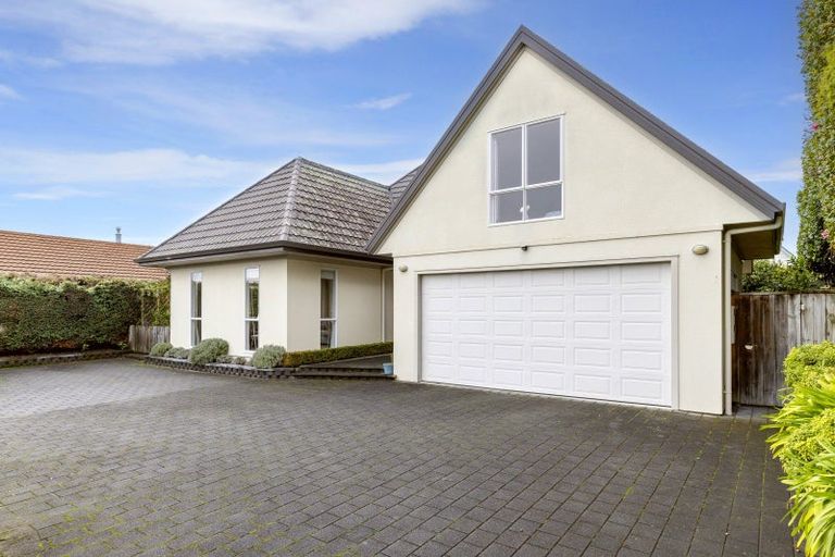 Photo of property in 2/12 Gradwell Place, Two Mile Bay, Taupo, 3330