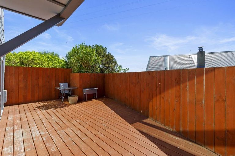 Photo of property in 52 Colchester Crescent, Newlands, Wellington, 6037