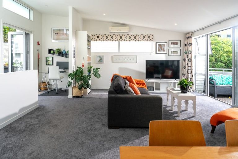 Photo of property in 20 Tiketike Way, Brooklyn, Wellington, 6021