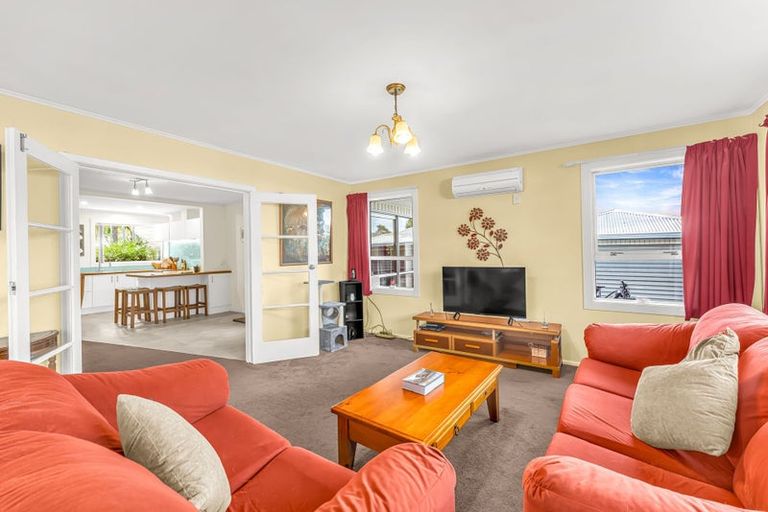 Photo of property in 34 Dunedin Street, Redwood, Christchurch, 8051