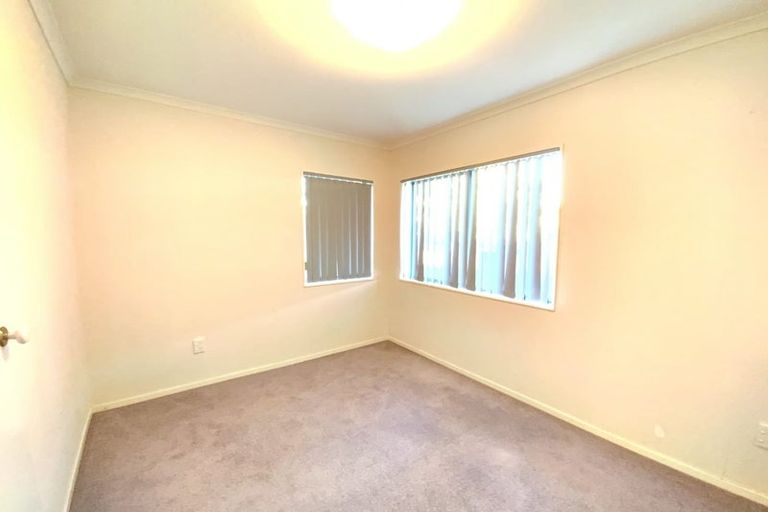 Photo of property in 11 Newbegin Place, Weymouth, Auckland, 2103