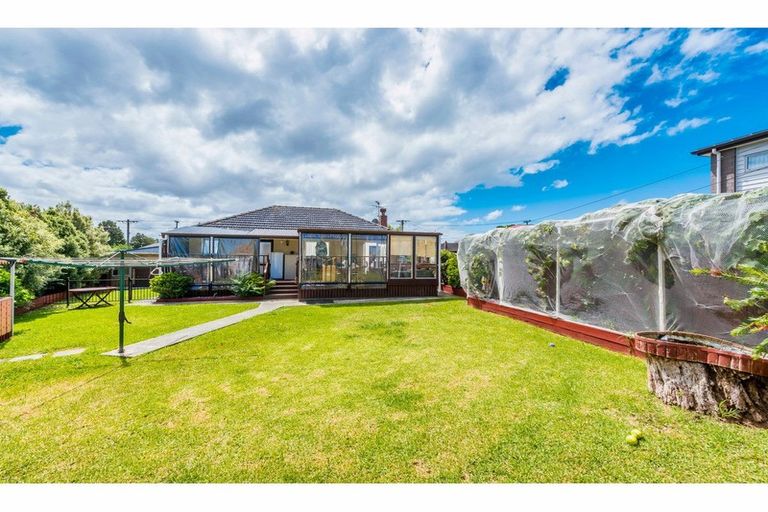 Photo of property in 14 Fairdene Avenue, Henderson, Auckland, 0610