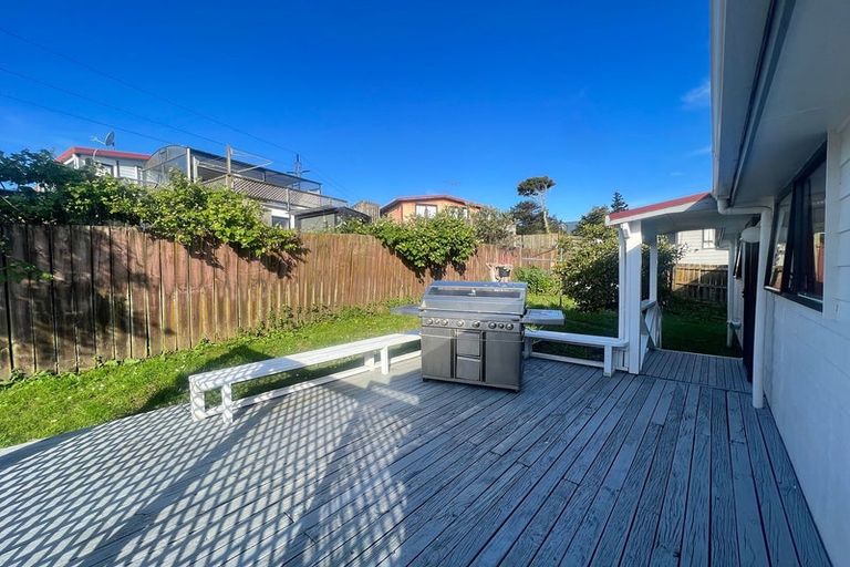 Photo of property in 1/9 Thistledew Place, Bayview, Auckland, 0629