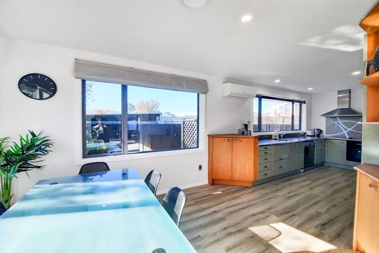 Photo of property in 22 Rosedale Place, Avonhead, Christchurch, 8042