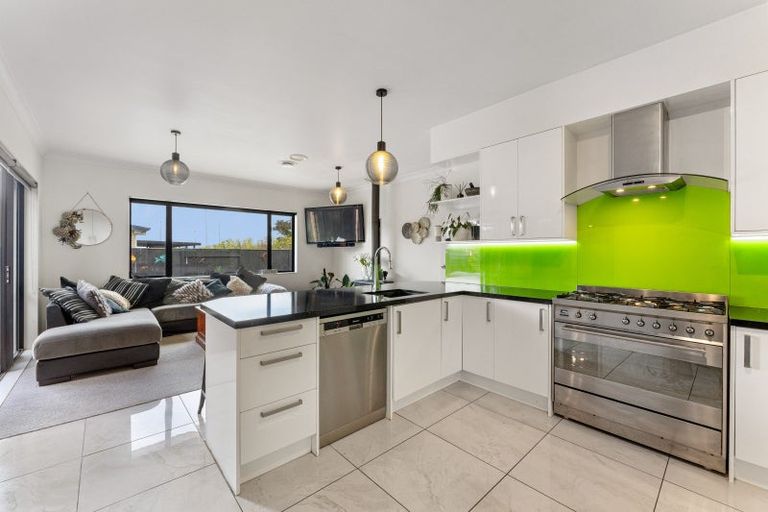 Photo of property in 5 Crabapple Close, Milson, Palmerston North, 4414