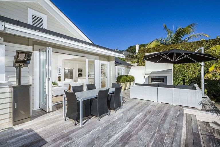 Photo of property in 10 Tiri Road, Milford, Auckland, 0620