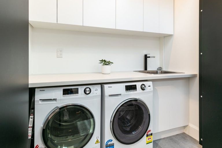 Photo of property in 10 Oriental Terrace, Mount Victoria, Wellington, 6011