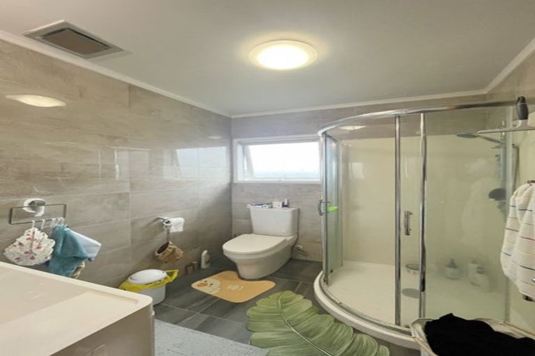 Photo of property in 12 Holdaway Avenue, Northcote, Auckland, 0627