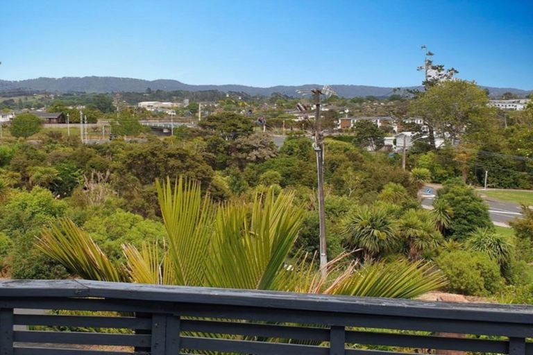 Photo of property in 9 Rangeview Road, Sunnyvale, Auckland, 0612