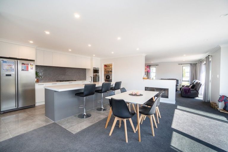 Photo of property in 5 Mediterranean Grove, Fitzherbert, Palmerston North, 4410