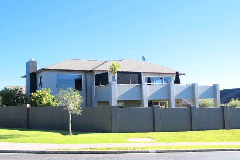 Photo of property in 1a Liston Crescent, Cockle Bay, Auckland, 2014