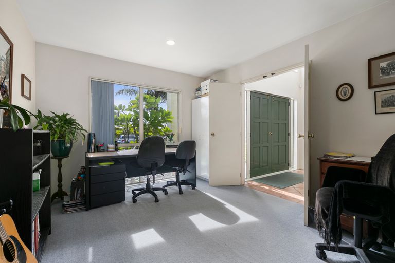 Photo of property in 22 Margaret Henry Crescent, Oteha, Auckland, 0632