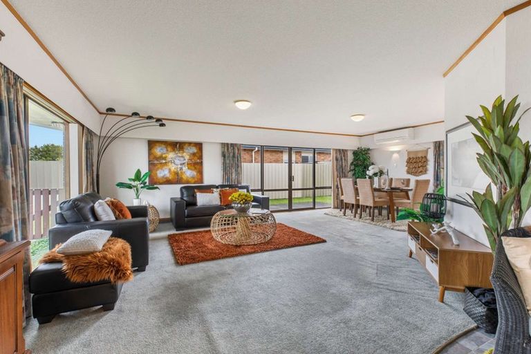 Photo of property in 28 Edgewater Parade, Waiuku, 2123