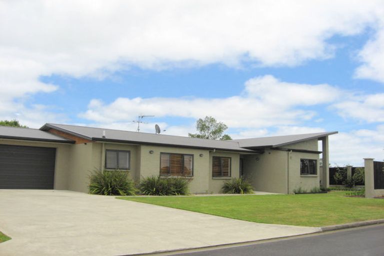 Photo of property in 2 Four Oaks Place, Pukekohe, 2120