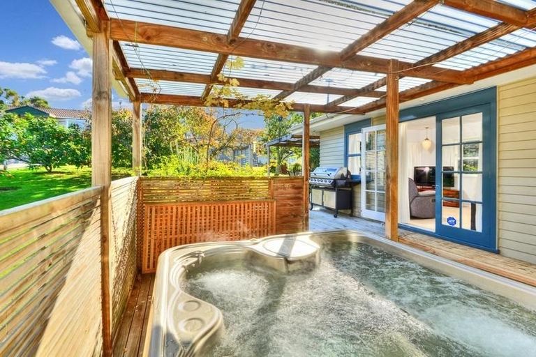 Photo of property in 8 Normanton Street, Glenfield, Auckland, 0629