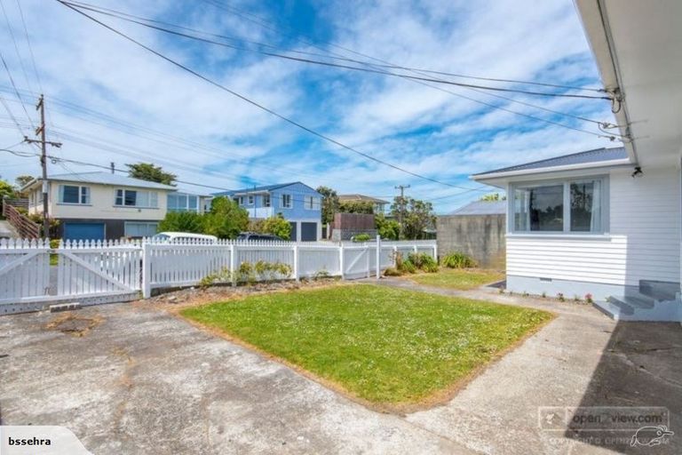 Photo of property in 39 Baylands Drive, Newlands, Wellington, 6037
