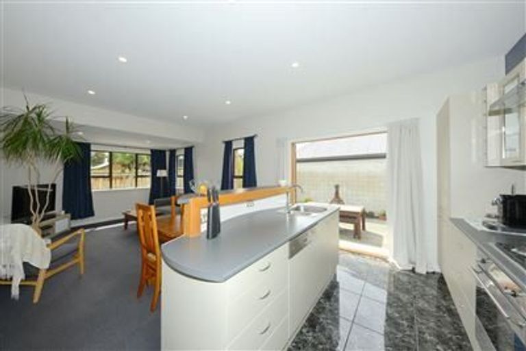 Photo of property in 2/112 Memorial Avenue, Burnside, Christchurch, 8053