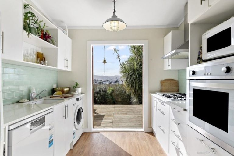 Photo of property in 5 Glendavar Street, Berhampore, Wellington, 6023